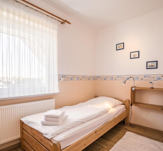 Schlafzimmer 2 mit Einzelbetten-Ferienwohnung Nautik - Ferienhaus / Ferienwohnung Büsum -  13