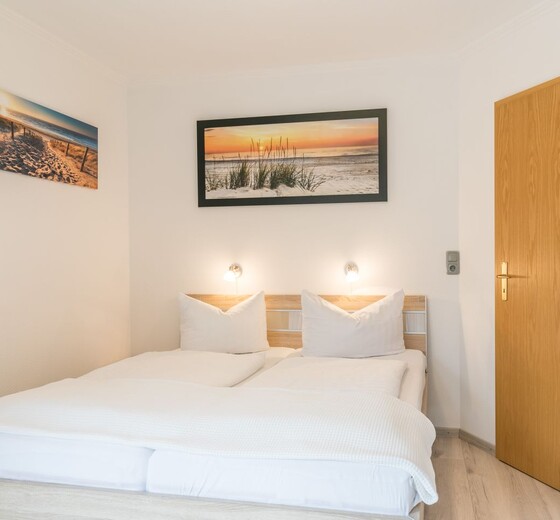 Doppelbett im Schlafzimmer-Residenz Rosengrund, Whg. E 6 - Ferienhaus / Ferienwohnung Büsum -  7