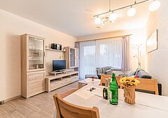 Wohnzimmer mit Esstisch und TV-Am Altenhof Whg. 2- Ferienhaus / Ferienwohnung Büsum - 4
