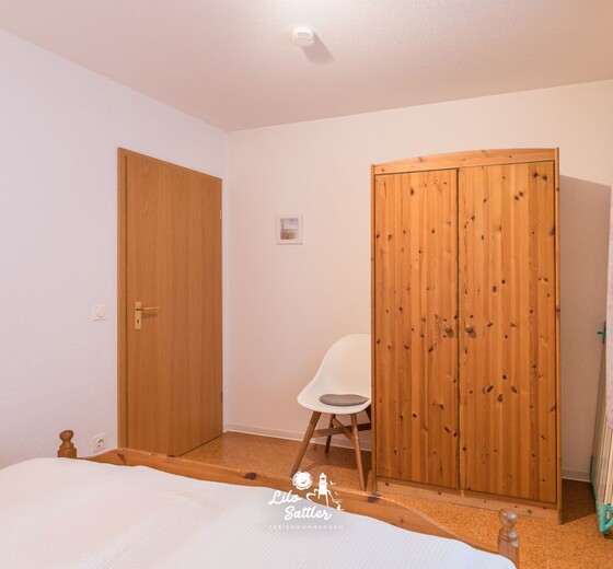 Schlafzimmer mit Schrank-Haus Seemeile Whg. 2.7 - Ferienhaus / Ferienwohnung Büsum -  8