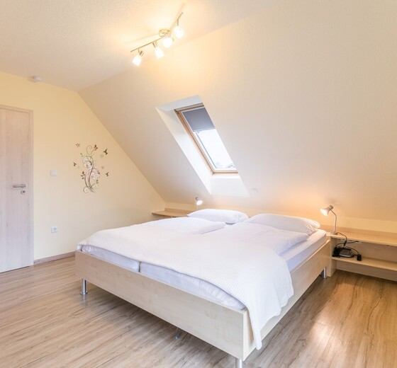Schlafzimmer 1  Bett und Dachfenster-"Haus Pauly" - Ferienhaus / Ferienwohnung Büsum -  15