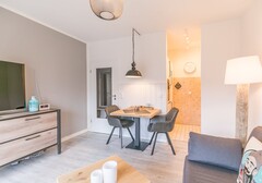 Wohnzimmer mit Esstisch und TV-deichlodge, lodge.vier- Ferienhaus / Ferienwohnung Büsum - 4