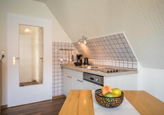 Wohnzimmer mit Esstisch und Küchenzeile-Abendrot Whg. 4- Ferienhaus / Ferienwohnung Büsum - 4