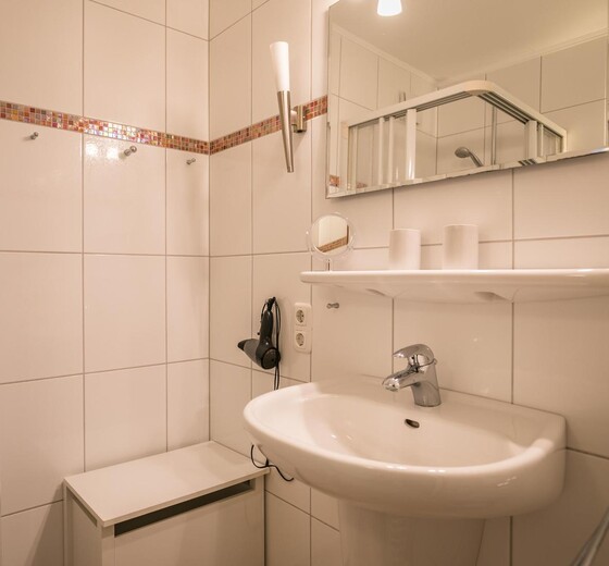 Badezimmer mit Waschbecken-Hochhaus, Whg. Laskowski - Ferienhaus / Ferienwohnung Büsum -  17