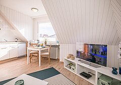 Wohnzimmer mit Küchenzeile Esstisch und TV-Annabelle Whg. 2 - Ferienhaus / Ferienwohnung Büsum - 5