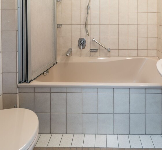Blick ins Badezimmer mit Badewanne-Nordseekante Whg. 503, App. Fiete Stegemann - Ferienhaus / Ferienwohnung Büsum -  15