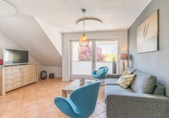 Wohnbereich mit TV und Fensterfront-Ferienwohnung Keyser - Ferienhaus / Ferienwohnung Büsum - 3
