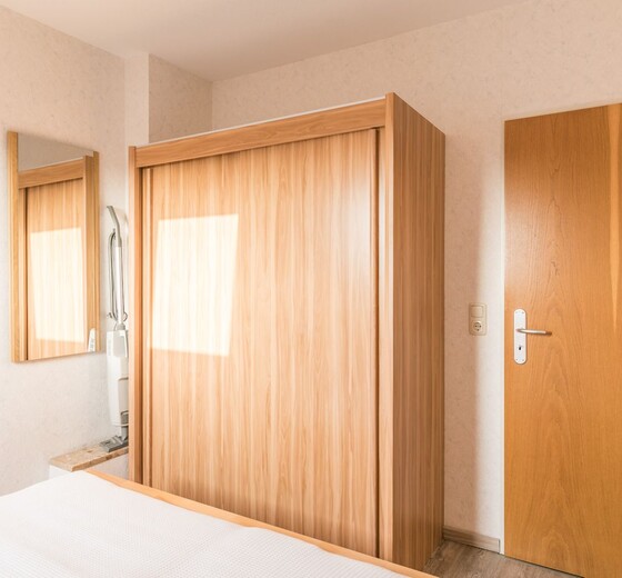 Schlafzimmer mit Kleiderschrank-Am Altenhof Whg. 8 - Ferienhaus / Ferienwohnung Büsum -  8