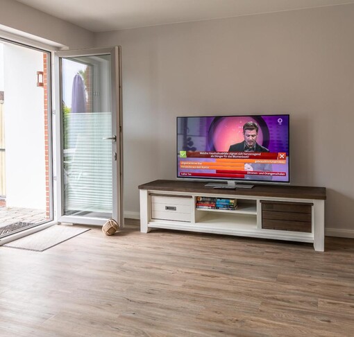 Wohnzimmer mit TV-Pier 33 - Ferienhaus / Ferienwohnung Büsum - 2