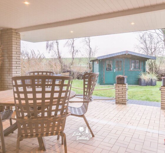 Blick über die Terrasse in den Garten mit Spiele-Chill Haus-Werven50 - Ferienhaus / Ferienwohnung Warwerort -  9