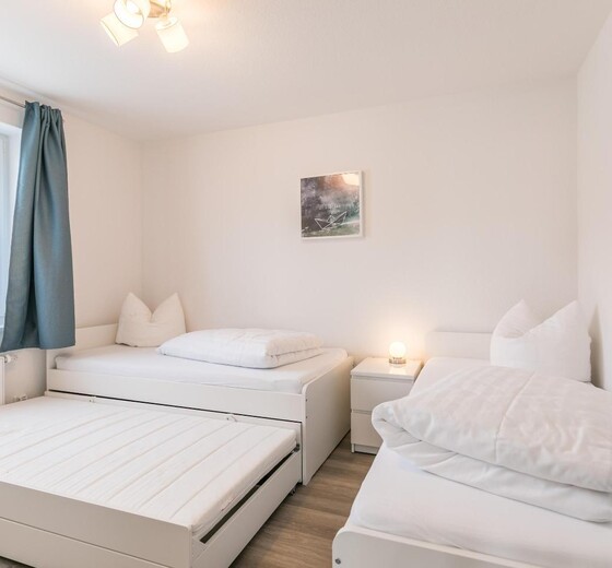 Schlafzimmer mit Einzelbetten-"Ferienwohnung Elli" - Ferienhaus / Ferienwohnung Büsum -  16