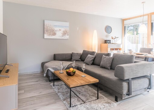 Wohnzimmer mit Sofa-Antons Strandnest - Ferienhaus / Ferienwohnung Büsum - 1