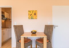 Wohnzimmer mit Küchenzeile Esstisch und TV-Haus Welle, Whg. Kerstin- Ferienhaus / Ferienwohnung Büsum - 4