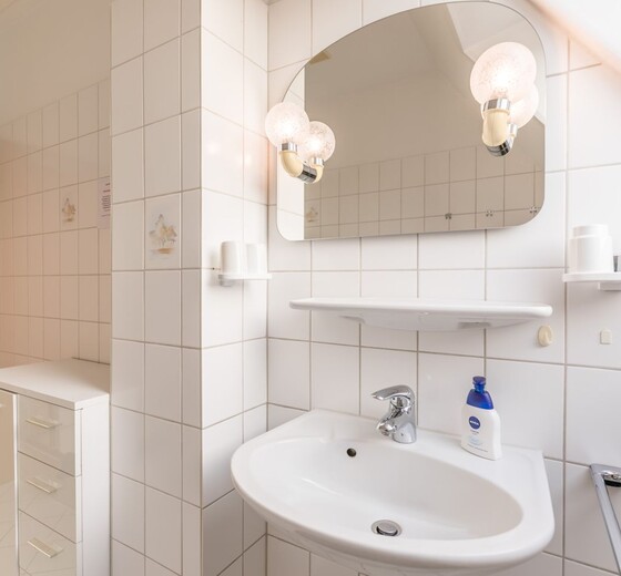 Badezimmer und Spiegel-Am Altenhof Whg. 7 - Ferienhaus / Ferienwohnung Büsum -  10