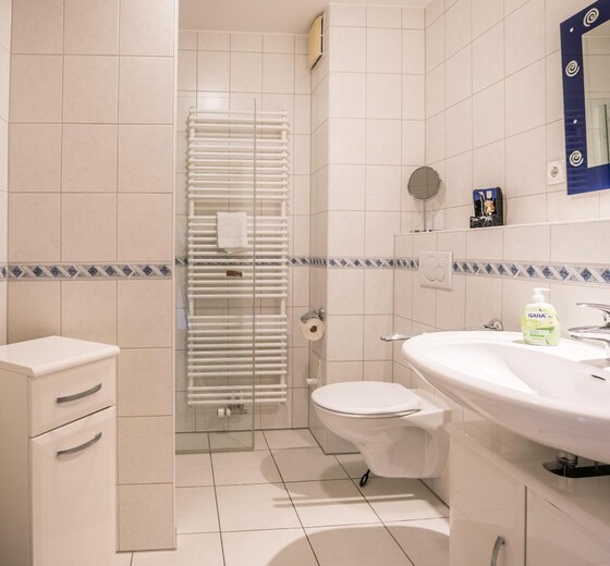 Badezimmer mit Handtuchwärmer-Seewärts Wohnen, Whg. 0.4 - Ferienhaus / Ferienwohnung Büsum -  9