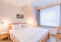 Schlafzimmer mit Bett-Am Altenhof Whg. 5 - Ferienhaus / Ferienwohnung Büsum - 5