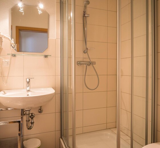 Badezimmer mit Dusche und Waschbecken-Abendrot Whg. 3 - Ferienhaus / Ferienwohnung Büsum -  8