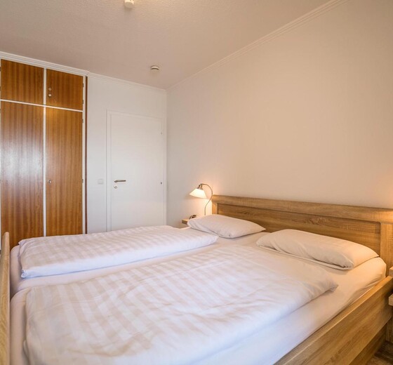 Schlafzimmer mit Kleiderschrank-Hochhaus, Whg. Leuchtfeuer - Ferienhaus / Ferienwohnung Büsum -  9