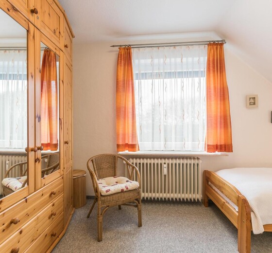 Schlafzimmer 1 mit Einzelbetten-Haus Neptun, Whg. Julia - Ferienhaus / Ferienwohnung Büsum -  7