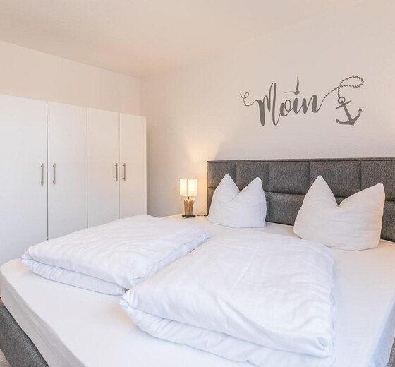 Schlafzimmer 1 mit Doppelbett-"Ferienwohnung Elli" - Ferienhaus / Ferienwohnung Büsum -  14