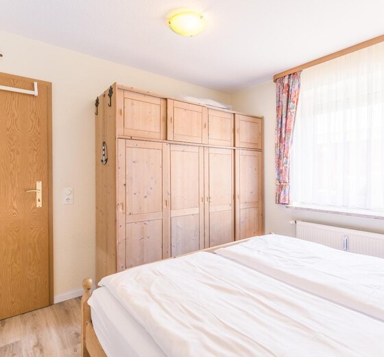 Schlafzimmer mit Kleiderschrank-Am Ostdeich Whg. 3 - Ferienhaus / Ferienwohnung Büsum -  12