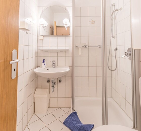 Badezimmer mit Dusche und Waschbecken-Am Altenhof Whg. 2 - Ferienhaus / Ferienwohnung Büsum -  8