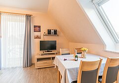 Wohnzimmer mit Esstisch und TV-Am Altenhof Whg. 8 - Ferienhaus / Ferienwohnung Büsum - 3