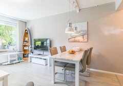 Wohnzimmer mit Esstisch und TV-Wohnung Möwennest - Ferienhaus / Ferienwohnung Büsum - 3