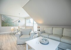 Wohnzimmer mit Sofa und Esstisch-Strandpirat 1, Whg. Dünenblick - Ferienhaus / Ferienwohnung Büsum - 3