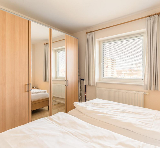 Schlafzimmer mit Kleiderschrank-Seewärts Wohnen, Whg. 2.5 - Ferienhaus / Ferienwohnung Büsum -  11