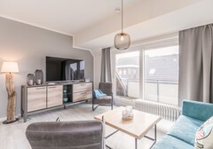 Wohnzimmer mit Sofa und TV-deichlodge, lodge.drei - Ferienhaus / Ferienwohnung Büsum - 3