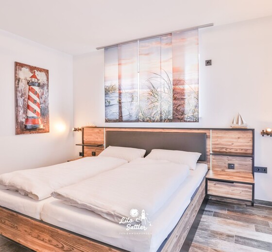 Schlafzimmer 2 mit Doppelbett und TV-Beach Suite - Ferienhaus / Ferienwohnung Büsum -  26