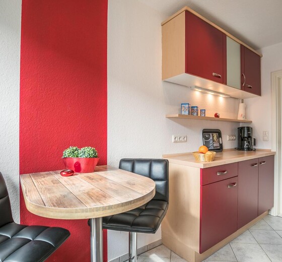 Blick in Küche mit Sitzgelegenheit-Appartement Svea - Ferienhaus / Ferienwohnung Büsum -  8