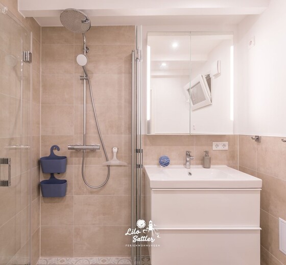 Badezimmer mit Dusche, Waschbecken und Spiegelschrank-Werven50 - Ferienhaus / Ferienwohnung Warwerort -  21