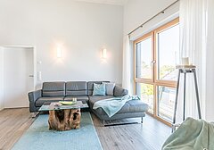 Wohnbereich mit großer Couch-Wohnung Admiral, Penthouse-Wohnung - Ferienhaus / Ferienwohnung Büsum - 5