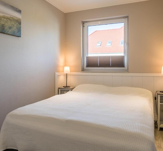 Doppelbett im Schlafzimmer-Strandpirat 1, Whg. Abendsonne - Ferienhaus / Ferienwohnung Büsum -  8