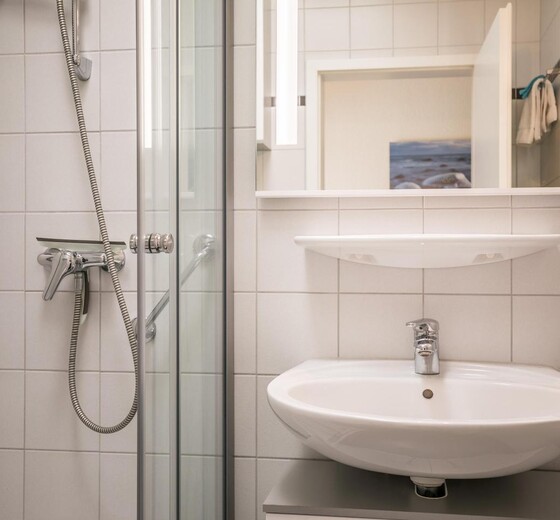 Badezimmer mit Dusche-Moiken - Ferienhaus / Ferienwohnung Büsum -  12