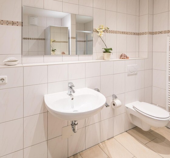 Badezimmer mit Toilette-Am Ankerplatz Whg. 2.4 - Ferienhaus / Ferienwohnung Büsum -  11