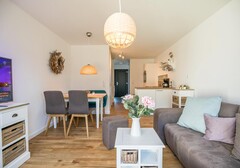Blick ins Wohnzimmer mit Küchenzeile-"Beach House 4, Strandkoje 4.3"- Ferienhaus / Ferienwohnung Büsum - 4