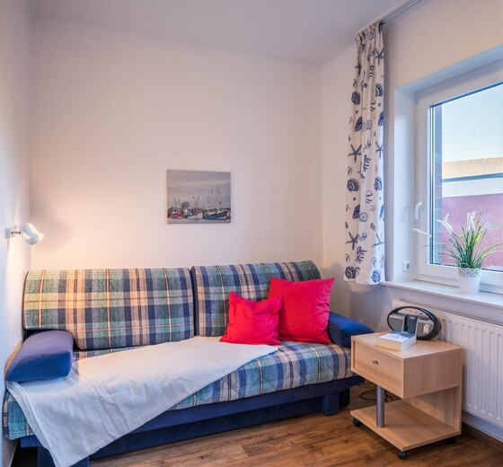 Schlafzimmer mit Einzelbett / Schlafcouch-Ferienwohnung Mole - Ferienhaus / Ferienwohnung Büsum -  12