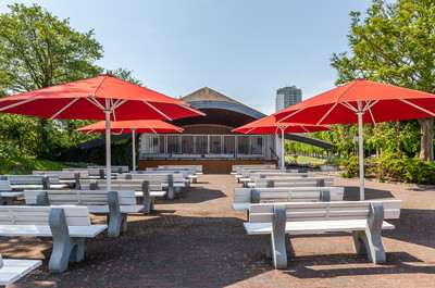 Urlaub an der Nordsee Ein Kurpark mit roten Schirme