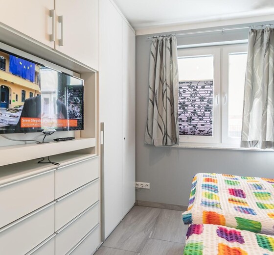 Schlafzimmer mit TV-Haus Stadtvilla, Whg. 1 - Ferienhaus / Ferienwohnung Büsum -  8