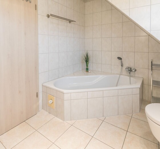 Badezimmer mit Badewanne im OG-"Haus Pauly" - Ferienhaus / Ferienwohnung Büsum -  22