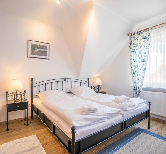 Schlafzimmer 1 mit Doppelbett-Ferienwohnung Nautik - Ferienhaus / Ferienwohnung Büsum -  10