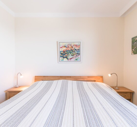 Schlafzimmer mit Bett-Hochhaus Whg. 165 - Ferienhaus / Ferienwohnung Büsum -  8