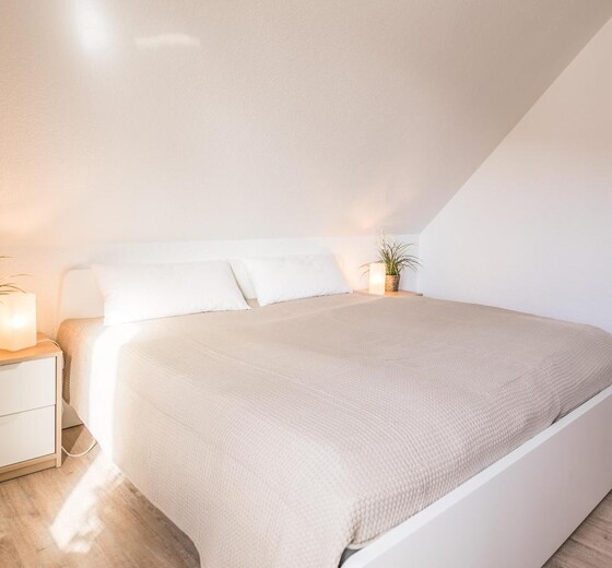 Schlafzimmer mit Bett-Annabelle Whg. 2 - Ferienhaus / Ferienwohnung Büsum -  11
