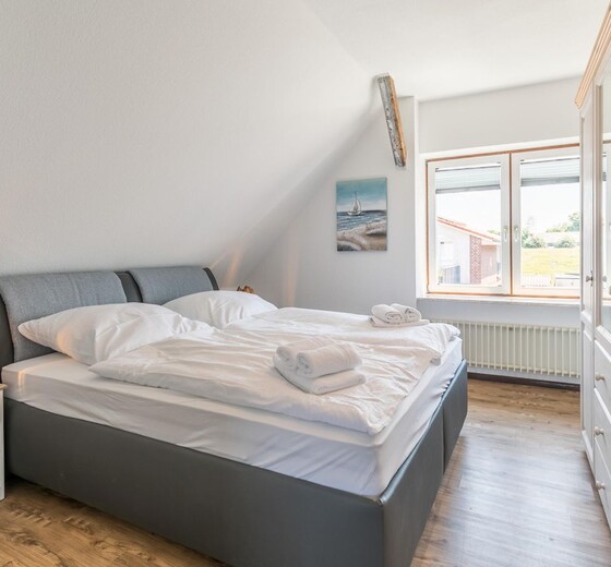 Schlafzimmer mit Kleiderschrank-Ferienhaus Ben - Ferienhaus / Ferienwohnung Büsum -  19
