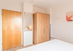 Schlafzimmer mit Kleiderschrank-Am Altenhof Whg. 7 - Ferienhaus / Ferienwohnung Büsum - 5