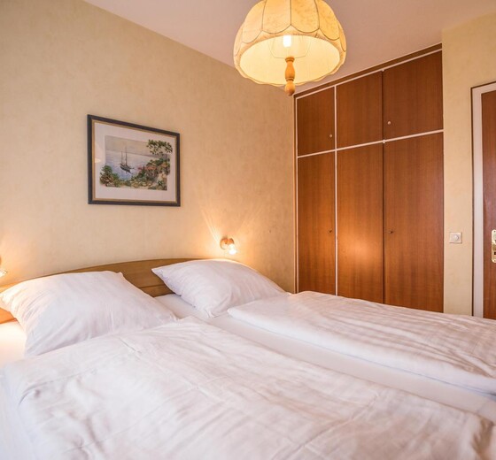Schlafzimmer mit Einbauschrank-Nordseekante, Whg. 501 - Ferienhaus / Ferienwohnung Büsum -  9