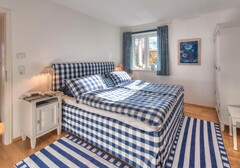 Schlafzimmer mit Boxspringbett-Das Schwedenhaus, Whg. Ebba- Ferienhaus / Ferienwohnung Büsum - 4